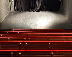 Spectacle Les Étoiles, troisième soirée des Lettres de mon moulin mises en scène et jouées par Philippe Caubère au Théâtre Clin d'Œil à Saint-Jean-de-Braye en 2022.