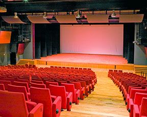 Spectacle Les Étoiles, troisième soirée des Lettres de mon moulin mises en scène et jouées par Philippe Caubère au Théâtre Molière à Marignane en 2023.